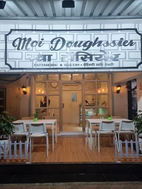 Exterior of Moi Doughssier patisserie and bakery in Vashi, Navi Mumbai with outdoor seating